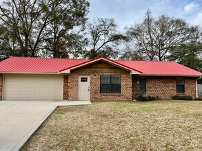 Building Photo - 3/2 with fenced in yard!