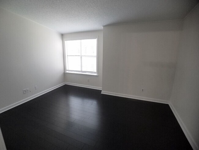 Building Photo - Beautiful 1/1 wood floor condo for rent in...