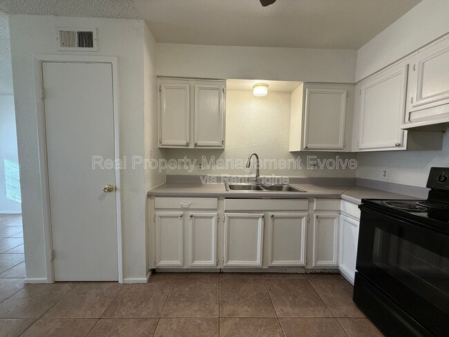 Building Photo - 1905 N Center St