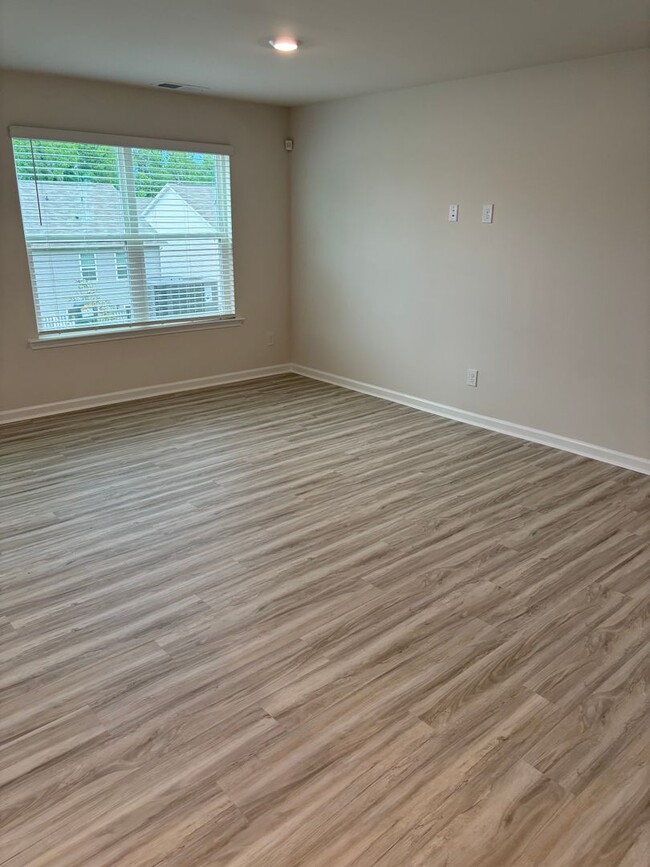Building Photo - Brand New End-Unit Townhome in Charlotte!
