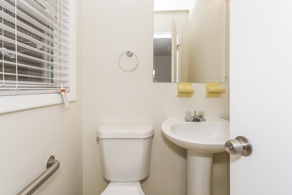 Building Photo - 2432 Woodacres Rd NE