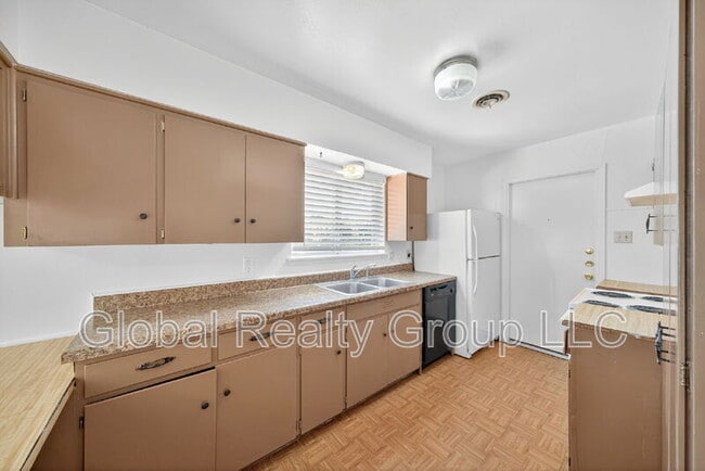 Building Photo - 121 Rosewood Dr