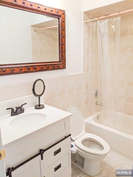 Main Bathroom - 10 Elm Ct