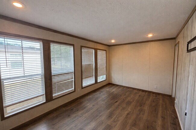 Building Photo - 8907 Deerwood Dr