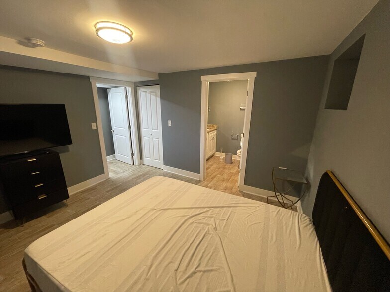 Furnished $2331 Per Month - 4836 S Michigan Ave