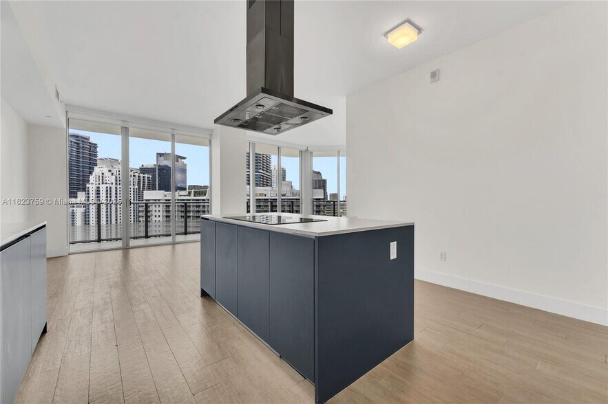 Building Photo - 1300 Brickell Bay Dr