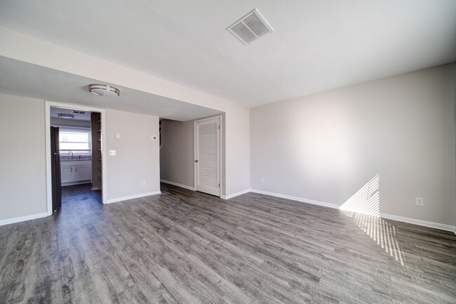 Building Photo - Beautifully Renovated 2 Bedroom Townhomes ...