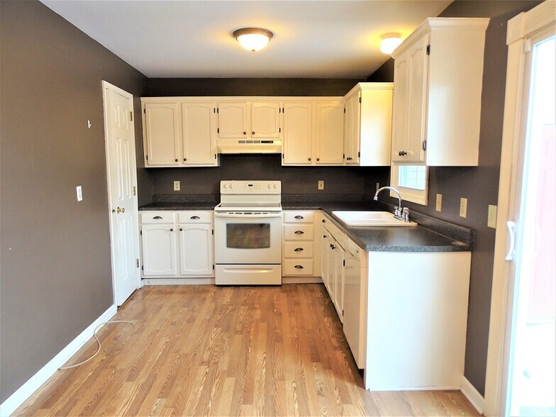 Building Photo - 137 Village Ct