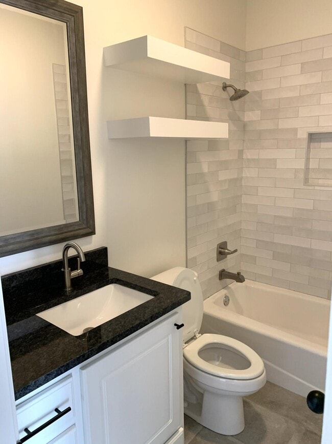 Building Photo - 1018 N Genoa Ave