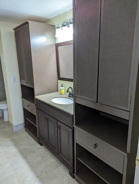 Master bathroom - 7432 Sunshine Skyway Ln S