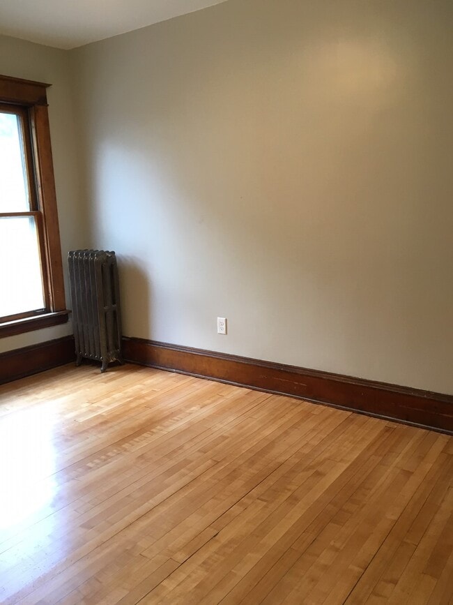 bedroom 1 - 247 Winifred St W