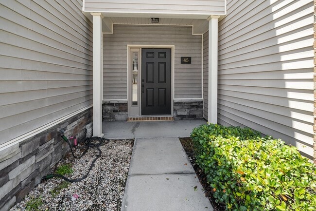 Building Photo - Thoughtfully Designed 4BR Home in The Commons with Open Floor Plan