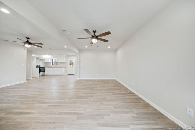 Building Photo - Charming Home Awaits: Spacious & Modern Li...