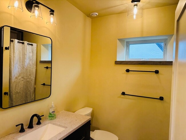 Building Photo - 605 Alderson Ave