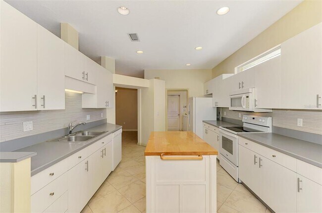 Building Photo - 4350 Iola Dr