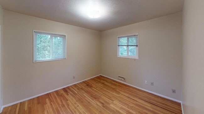 Building Photo - Multnomah Village - Single Level, Large Ya...