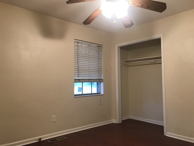 Building Photo - 2506 Waldemar Ln