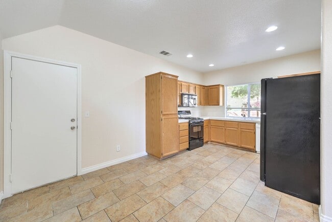 Building Photo - Beautiful 2 story home in Peccole Ranch.