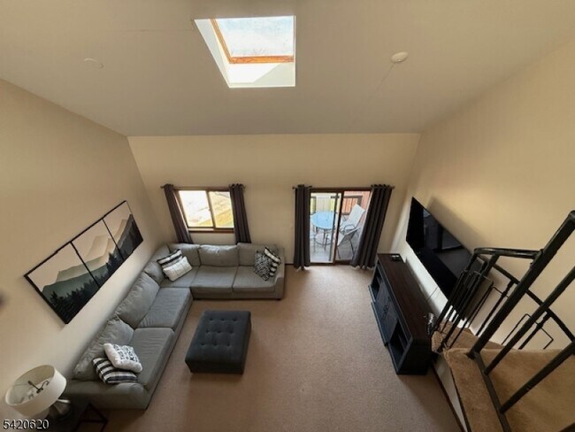 Building Photo - 2 Stowe Ct