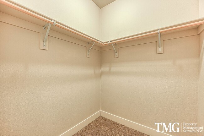 Building Photo - Spacious 4 BD Home with Private Backyard & Community Amenities!