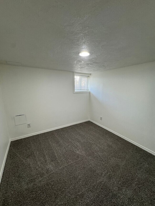 Building Photo - 3 bed/ 1 bath basement apartment
