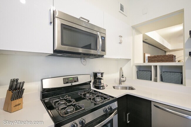 Building Photo - 1423 Q St NW