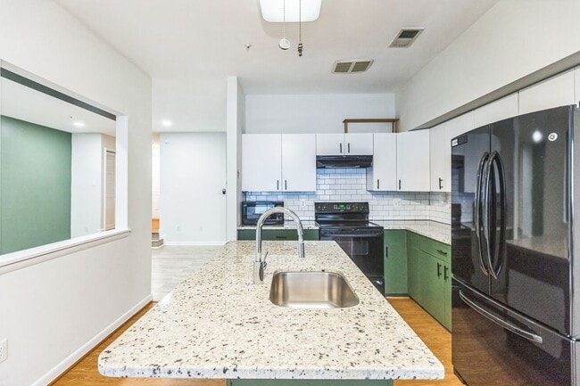 Building Photo - Bright & Spacious 3BR Townhome with Garage...