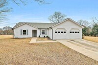 Building Photo - Updated 3 Bed 2 Bath Home in Tyrone with Private Yard and Covered Patio!