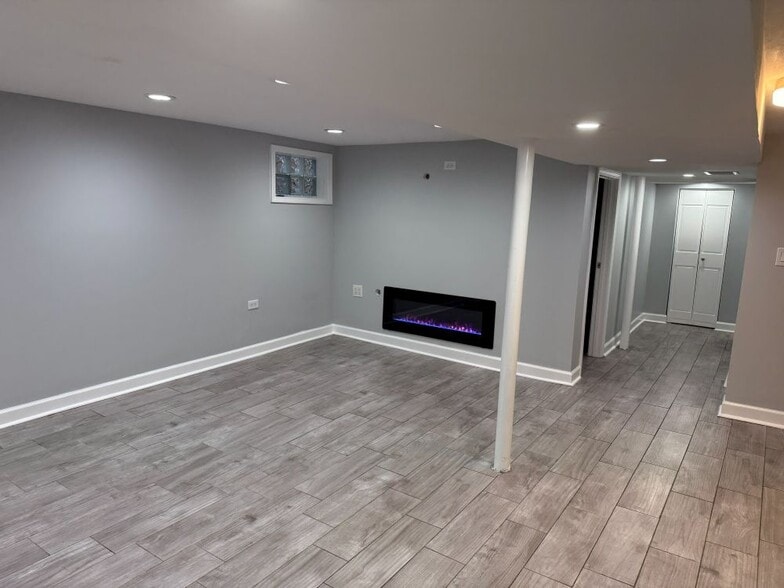 Building Photo - 5153 S Oak Park Ave