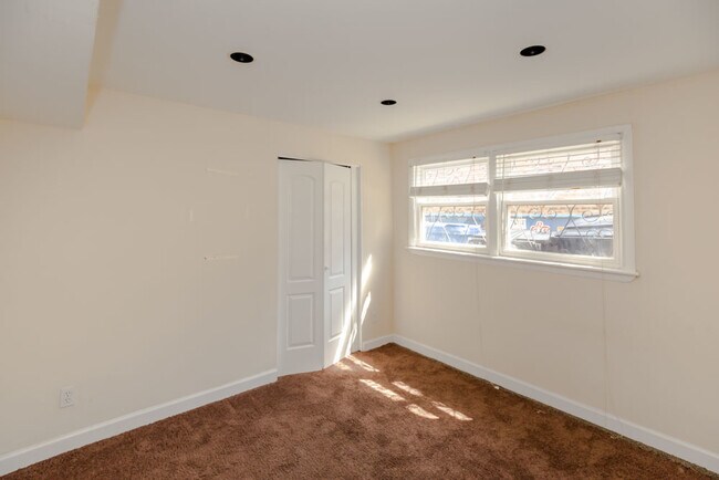 Building Photo - 415 W Armitage Ave