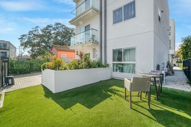 Building Photo - RECENTLY REMODELED TOWNHOME | 4 BED 4 BATH | GARAGE