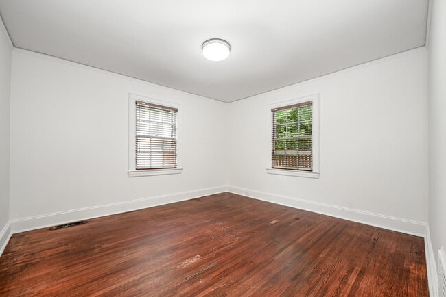 Building Photo - 2035 Chesterfield Ave