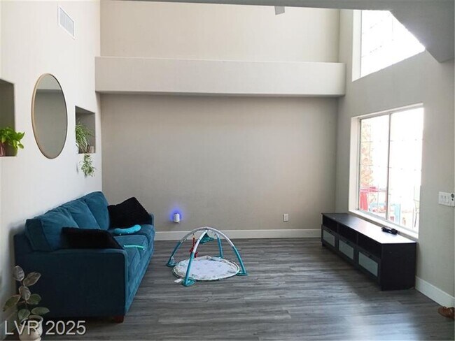 Building Photo - COMING SOON! NORTHWEST GEM! SPACIOUS HOME ...