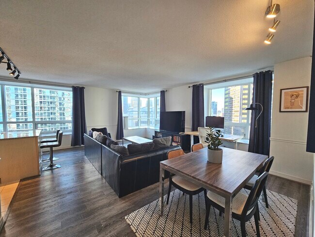 Building Photo - 512 N McClurg Ct