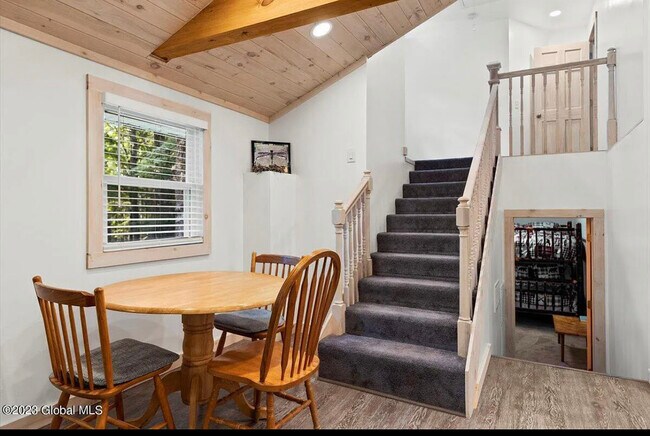 Building Photo - 374 Middle Rd