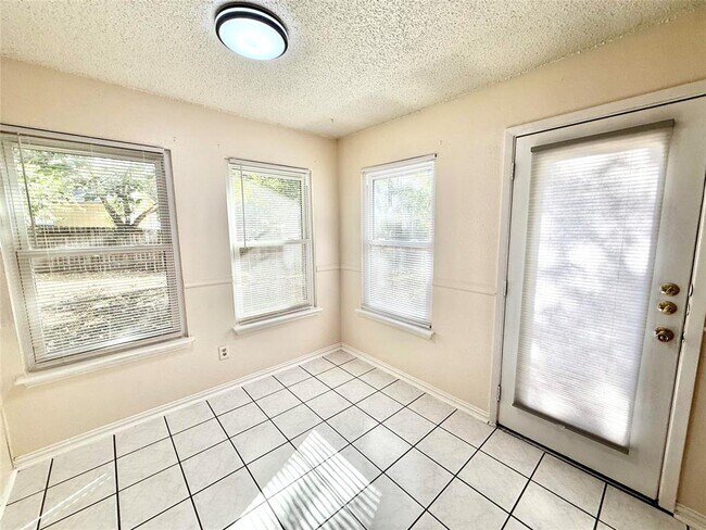 Building Photo - 710 Riverwood Dr