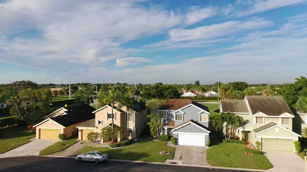 Building Photo - 5885 Northpointe Ln