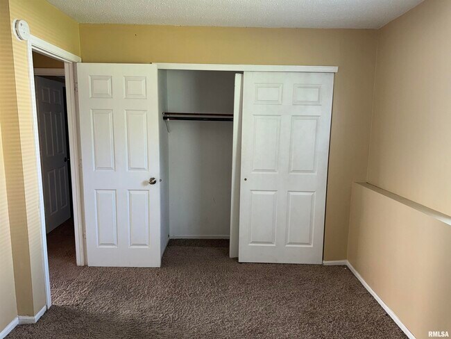Building Photo - 415 W Cedar Ln Dr