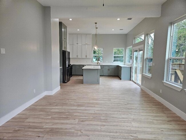 Building Photo - 700 N Avenue C