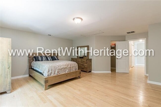 Building Photo - GORGEOUS 4 BEDROOM / 2.5 BATH WITH ALL THE UPGRADES IN POULAR KINGSWOOD SWIM / TENNIS COMMUNTY