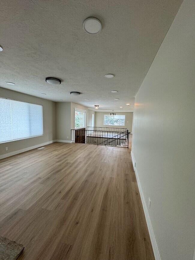 Building Photo - Beautiful remodeled home in Orem!