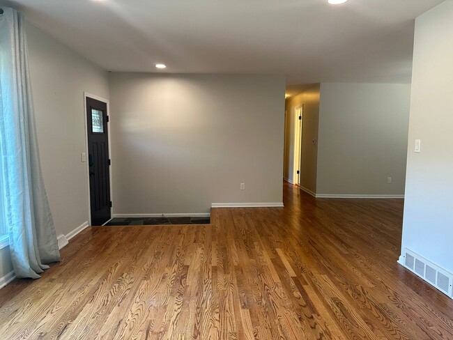 Building Photo - Large 4 bedroom ranch in Forest Hills