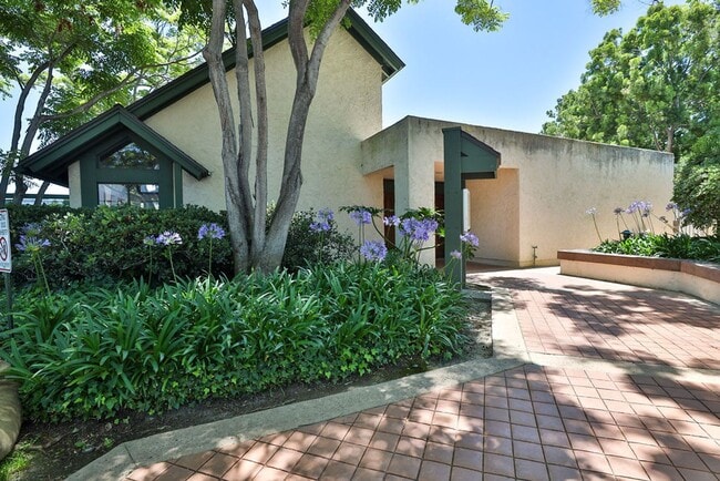 Building Photo - 8750 Villa La Jolla Dr