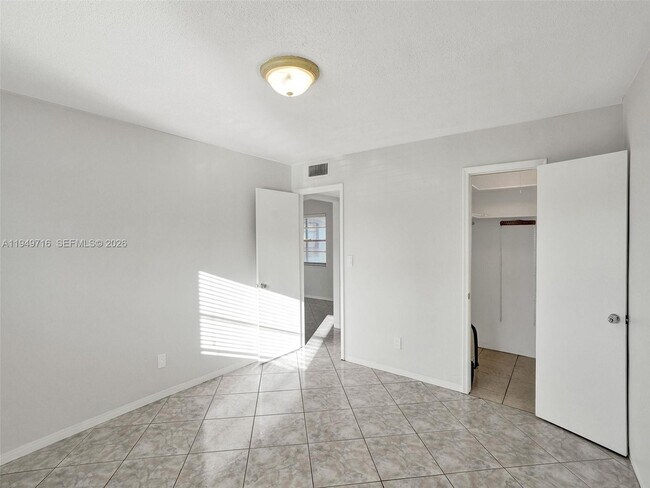 Building Photo - 1100 NE 9th Ave