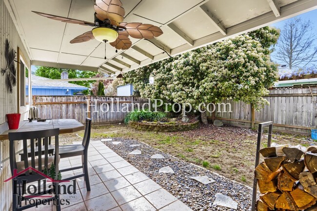 Building Photo - Single level, newly remodeled, in a great Hillsboro location