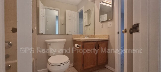 Building Photo - 956 Forest Ridge Ct