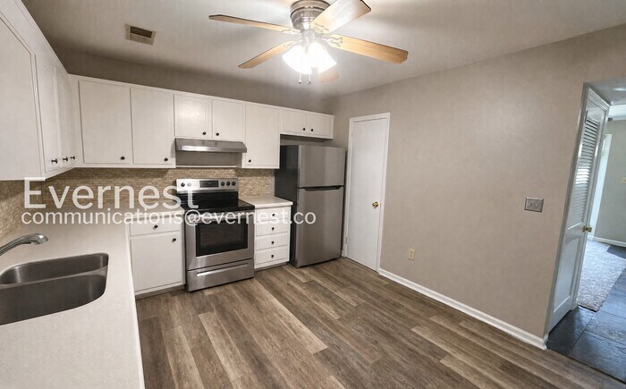 Building Photo - 2445 Hampstead Dr