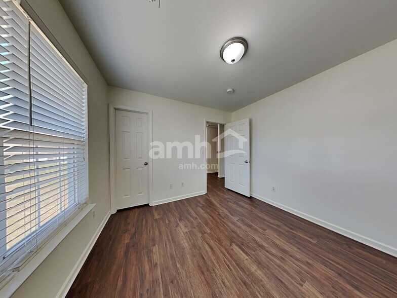 Building Photo - 2307 Sidney Porter Dr