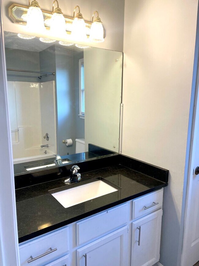 Building Photo - Available 3/30/2026- Charming Cape Cod in Halls