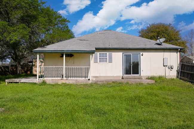 Building Photo - 716 Lago Vista St
